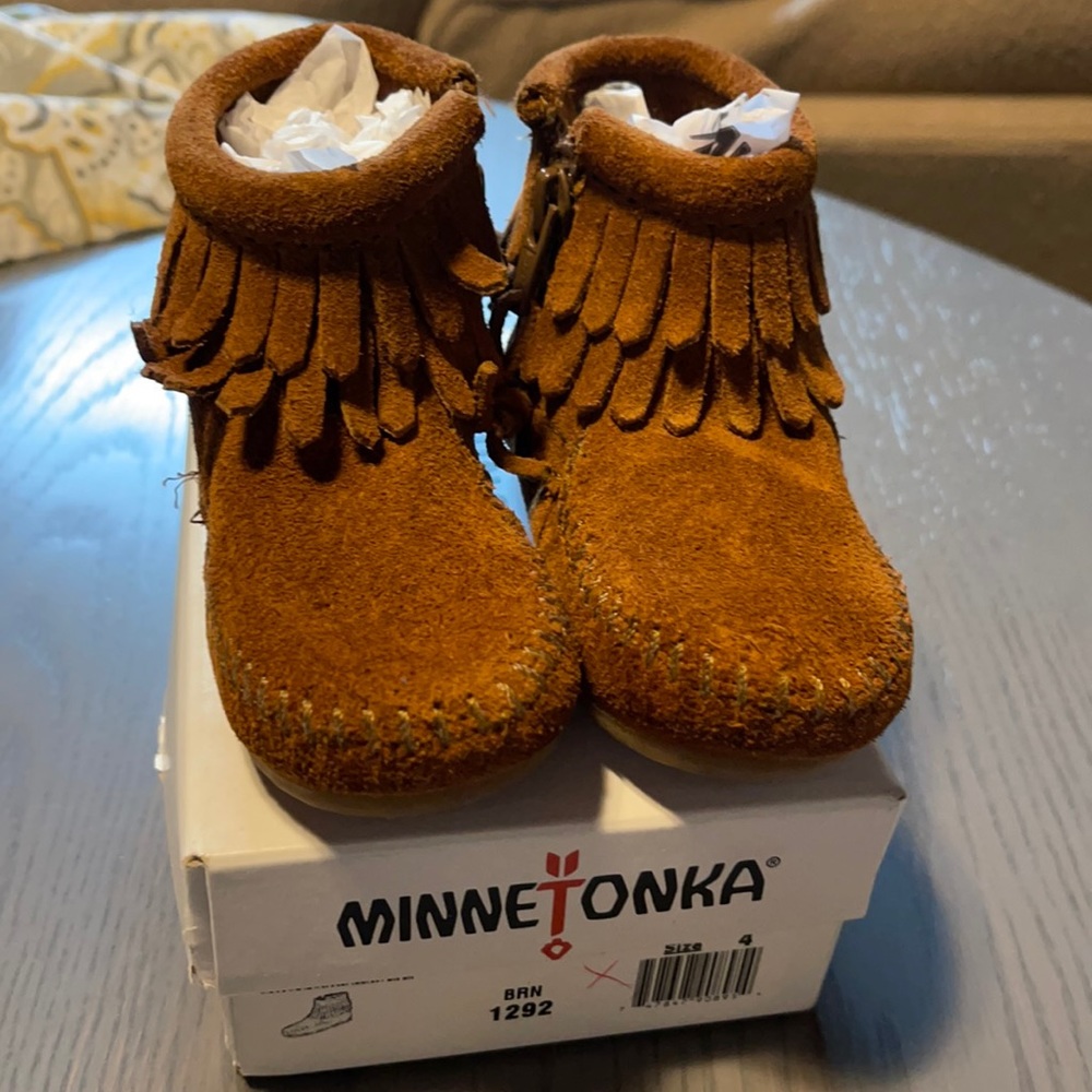 Beautiful Swede Minnetonka Size 4